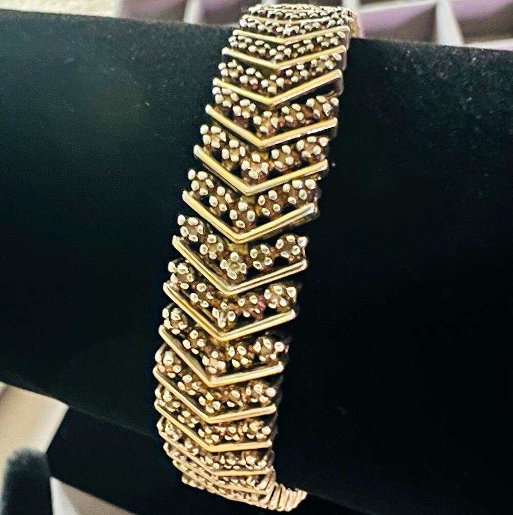 Signed 925 Sterling Silver Chevron Chain Bracelet, gorgeous clasp 9”